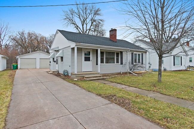 Building Photo - Flexible Furnished 2 BR  utilities include...