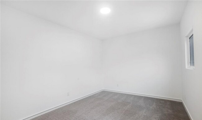 Building Photo - 2108 Roslyn Ave