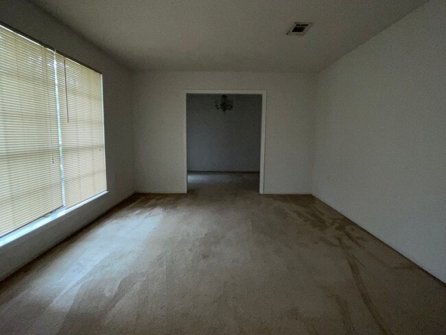 Building Photo - Spacious Home in Country Club Estates
