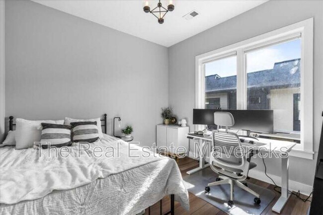 Building Photo - 821 Burnside Pl