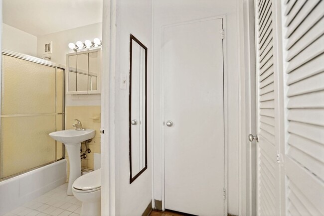 Building Photo - Charming & Bright Studio at River Place North
