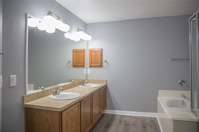Building Photo - 2843 Sandberry Dr