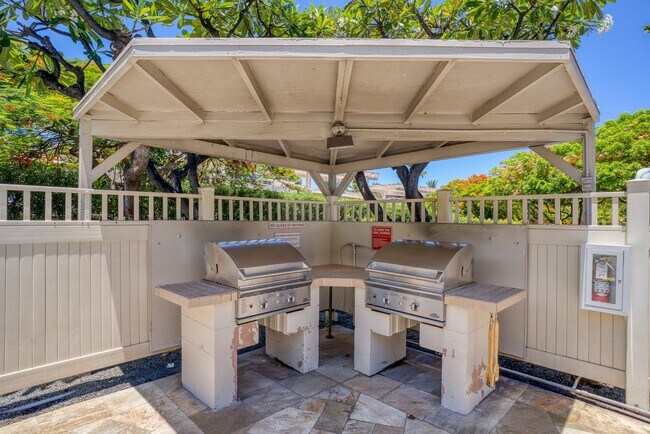 Building Photo - 1/1 Updated Furnished Condo + Private Lanai