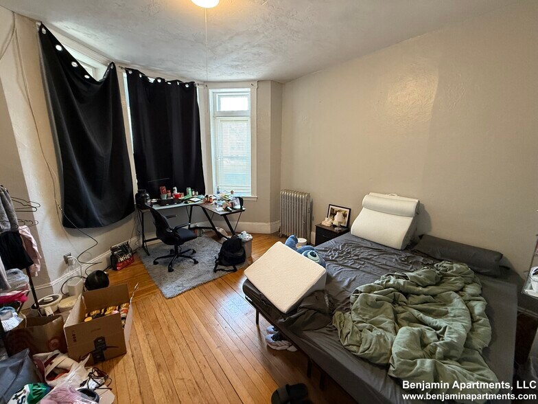 Building Photo - 463 Park Dr