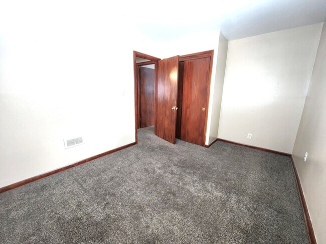 Building Photo - 11059 W Hampton Ave