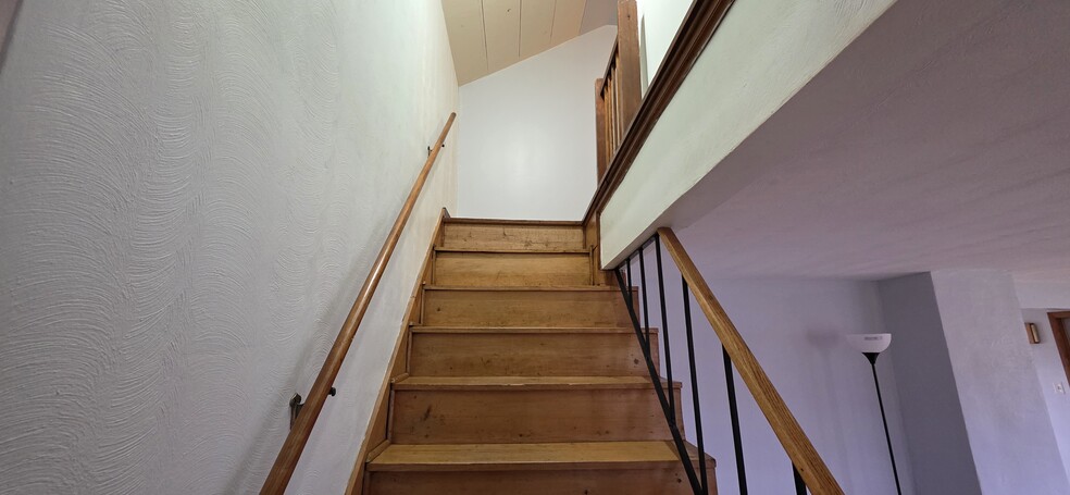 Upstairs - 8295 Limeridge Rd