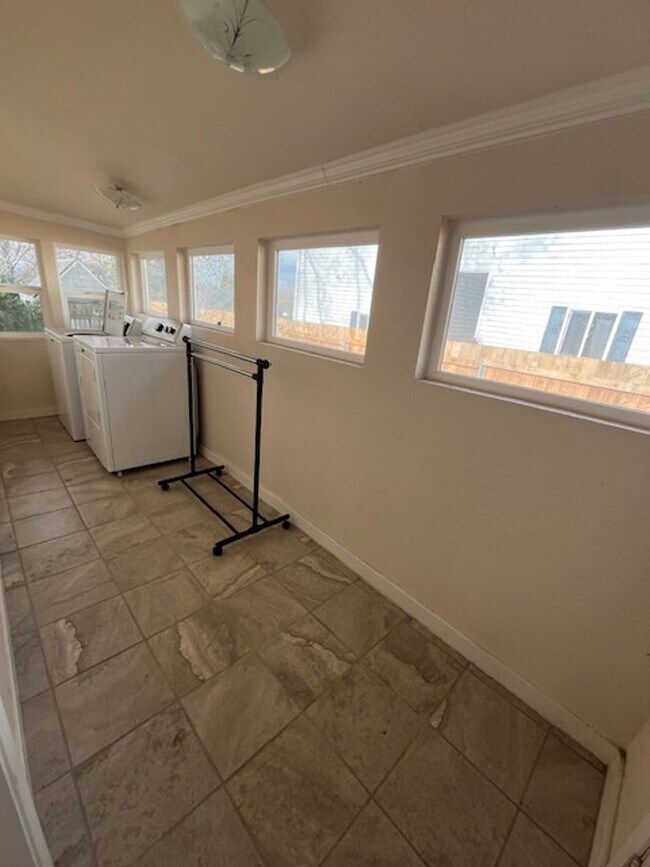 Building Photo - $250 off First full month!! Cute 1 Bedroom...