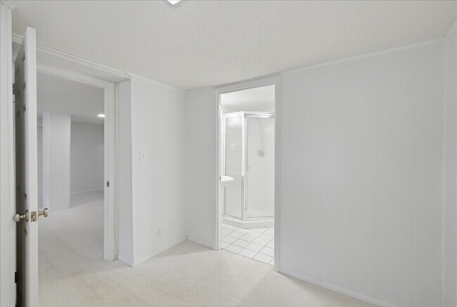 Building Photo - Elegant End-Unit Fairlington Villages Townhome with Private Balcony & Exceptional Community Ameni...