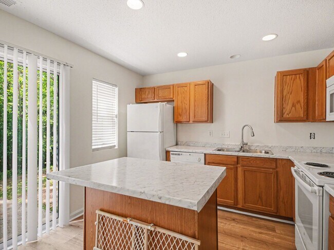 Building Photo - 2 Bed/2Bath Townhouse for RENT!