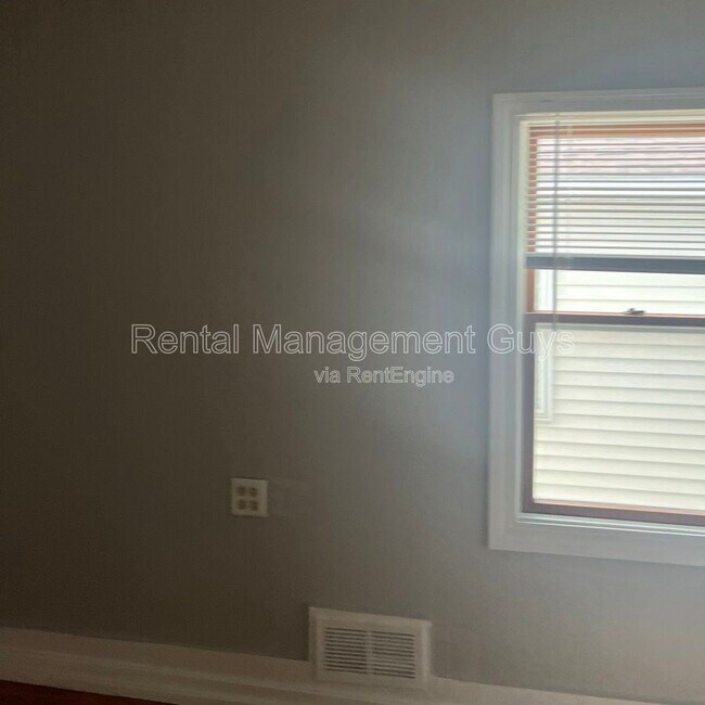 Building Photo - 2110 Fremont Ave N