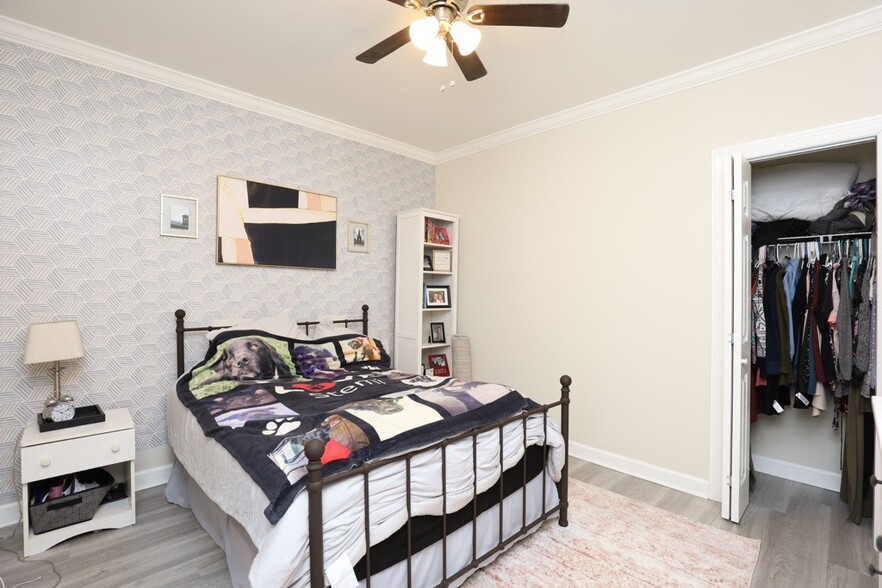 Building Photo - 648 W Roscoe St