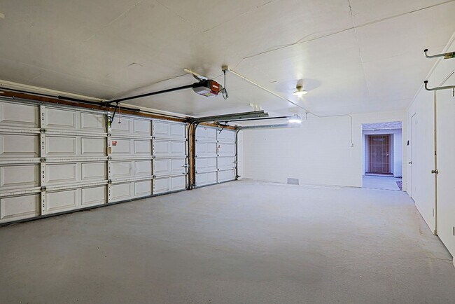 Building Photo - 6203 N 12th Pl