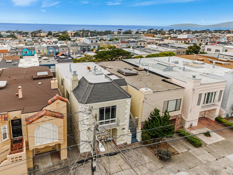 Building Photo - 2145 32nd Ave