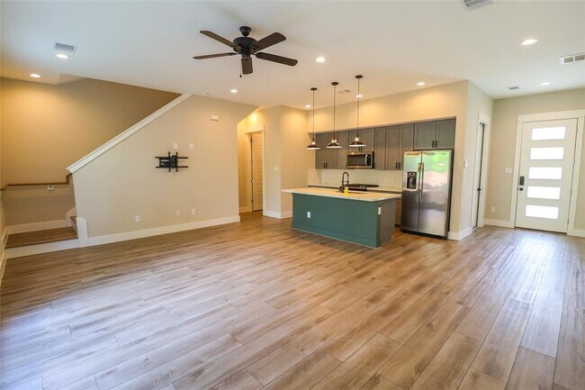 Building Photo - 5213 Pinemont Creek Ln