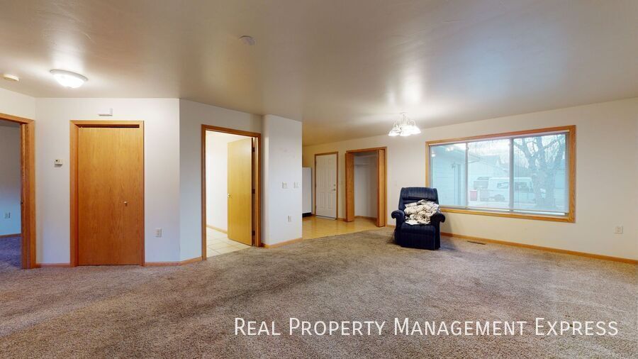 Building Photo - 2 Bed 1 Bath Twin Home