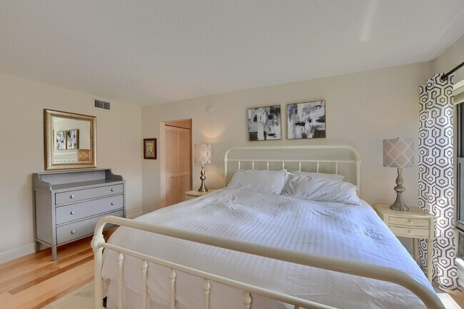 Building Photo - 6748 Willow Wood Dr