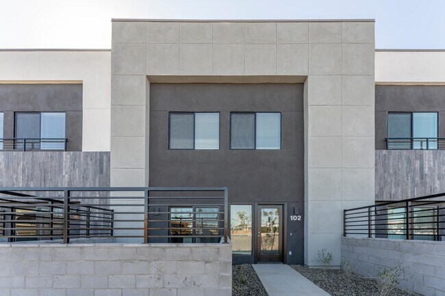 Building Photo - 432 S 32nd St