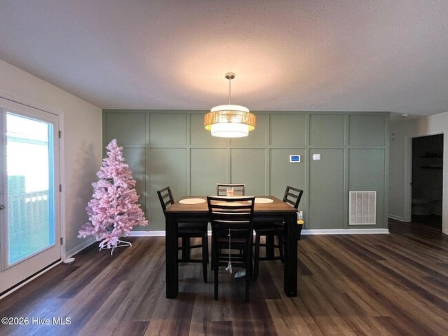 Building Photo - 323 Tokay Dr