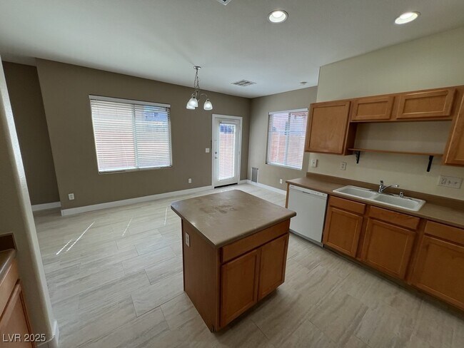 Building Photo - 733 Easter Lily Pl