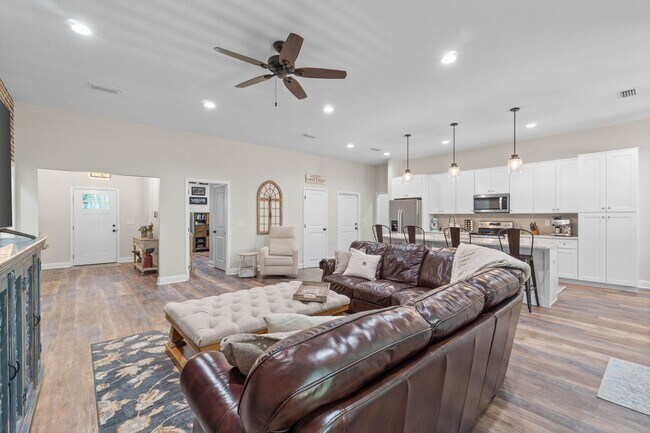 Building Photo - 48B Longwood Drive