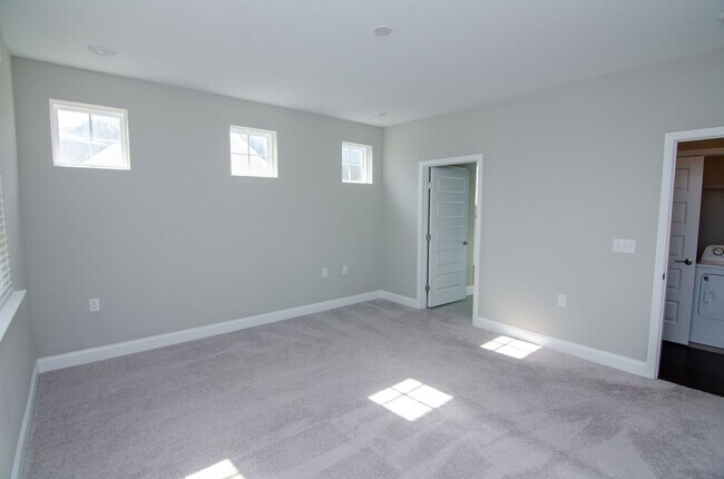 Building Photo - Stunning Condo with Garage space