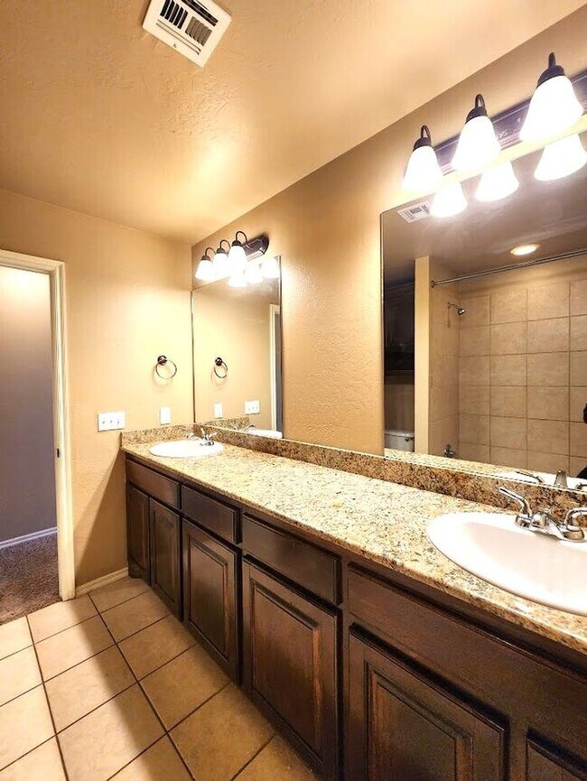 Building Photo - 4 Bed 2 Bath 2 Car Duplex in the Oxford Park Addition in Edmond