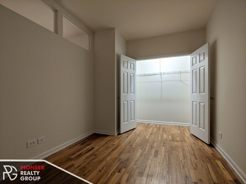 Building Photo - 927 W Dakin St