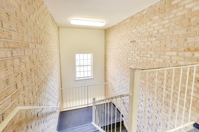 Building Photo - Clean & Fresh 2 + 2 close to METRO!