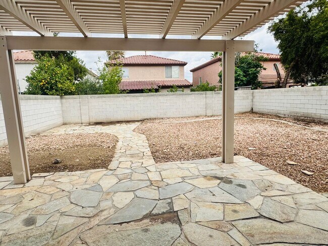 Building Photo - 4 Bedrooms Home For Rent