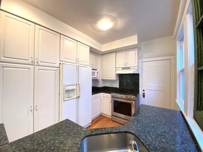 Building Photo - 2550 Gough St