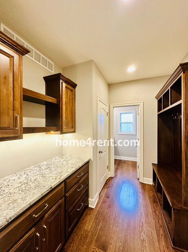 Building Photo - Nearly New Luxury Home in Blue Valley Schools!