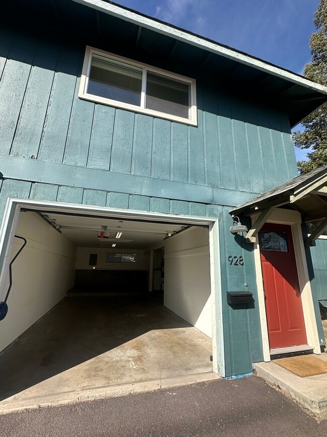 Building Photo - 928 NW Portland Ave