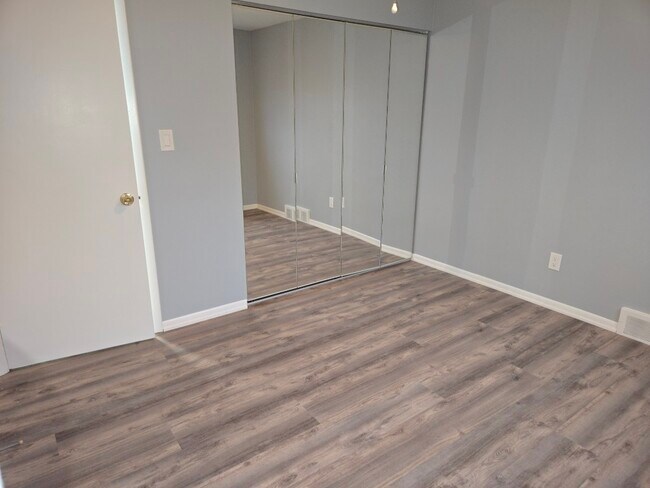 Building Photo - 3105 Linwood Ave