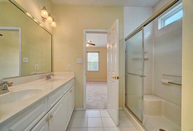 Building Photo - MUST SEE!! 3-Bedroom Home in Bay Breeze Point! Vaulted Ceilings - 1st Floor Primary Bedroom - Att...
