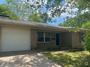 Building Photo - 3/2/2 in Quiet Sherman Neighborhood Near F...
