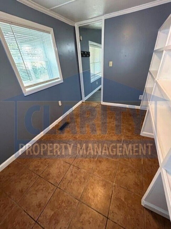 Building Photo - Spacious 3 bedroom, 2 bath home
