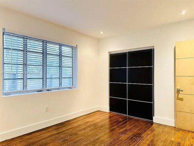 Building Photo - 400 NE 86th St