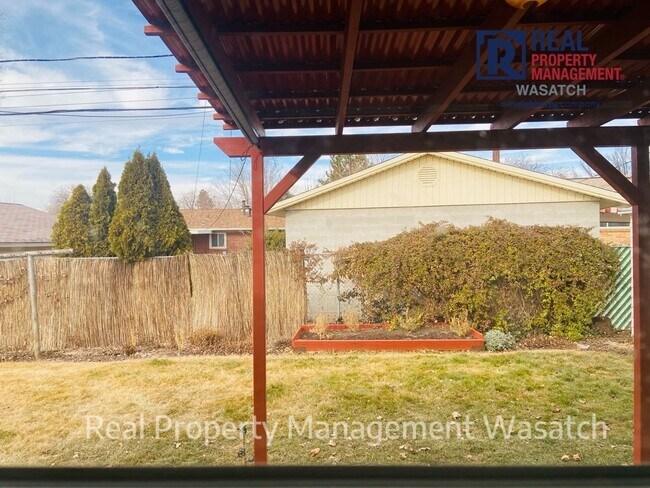 Building Photo - SUPER CUTE SINGLE FAMILY HOME IN MILLCREEK!!!