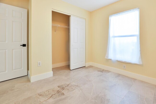 Building Photo - Remodeled 4BR Home Near Downtown Sarasota