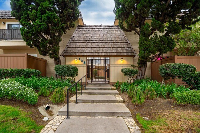 Primary Photo - Bryn Mawr 3+2 condo with community pool!