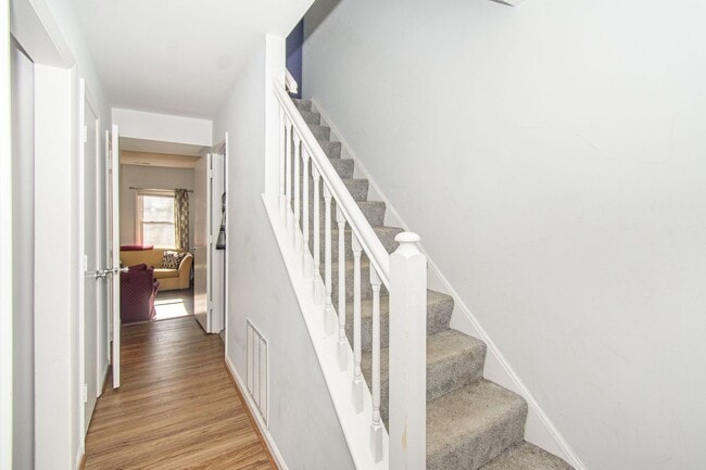 Building Photo - Charming 4 Bed 3.5 Bath Townhome