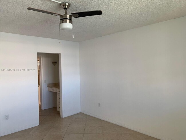 Building Photo - 2999 Point E Dr