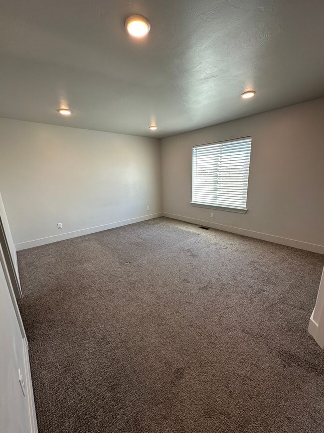 Building Photo - $500 OFF FIRST MONTHS RENT IF LEASE SIGNED...