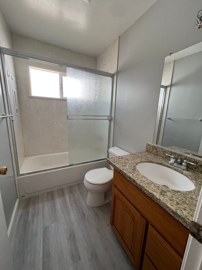 Building Photo - Newly Updated 4/2 Home! Remodeled Bathroom...