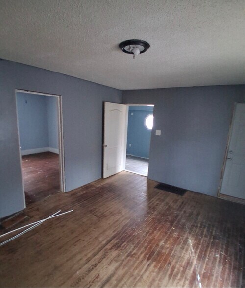 Building Photo - 2057 N Charles St