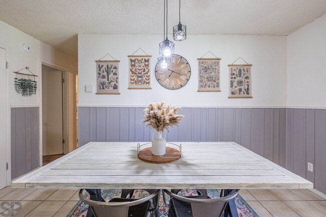 Building Photo - Charming 3 bedroom, 2 bath in Great Location!