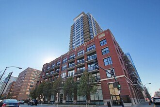Building Photo - West Loop Beautiful 1b unit