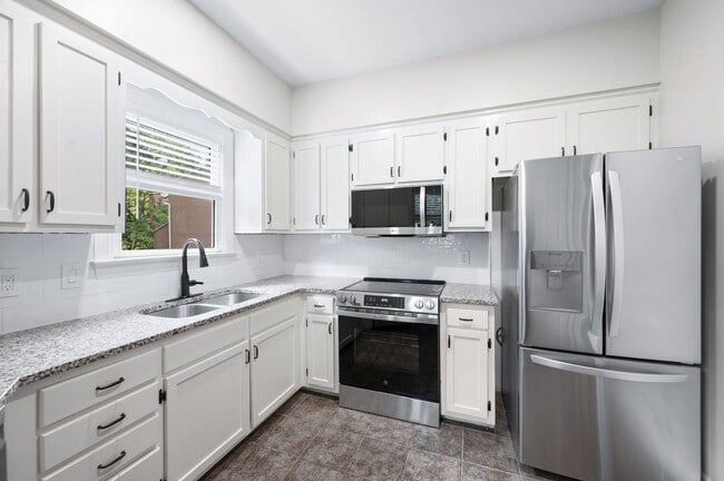 Building Photo - Charming 2BR/2BA condo in Green Hills!
