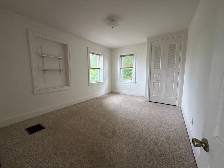 Bedroom 3 (14'7" x 11'4") - 1334 S York St