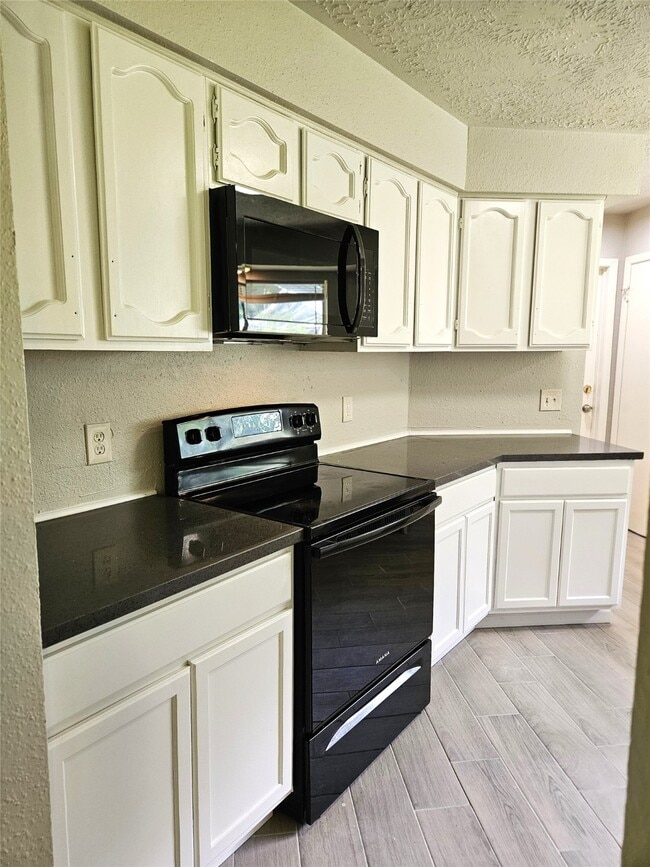 Building Photo - 17135 Hewing Dr